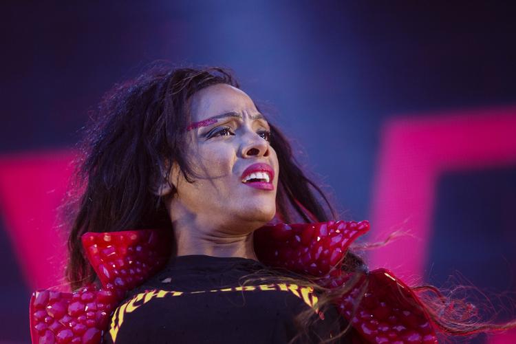 glamourøst. Dawn Richards tonsede ind på scenen med dansere, glimmertrusser, tårnhøje stiletter og et amfetaminhøjt energiniveau. 