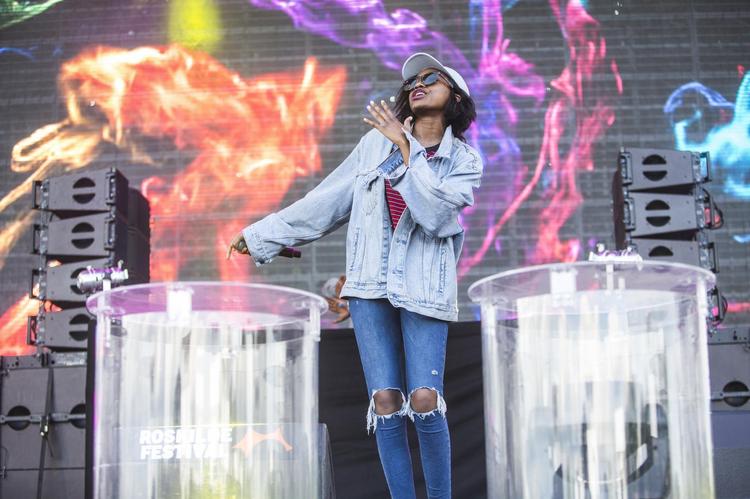 Rastløs. Little Simz kan have en tendens til at tage verden på sine skuldre på godt og ondt. 