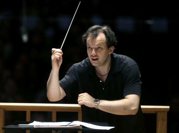 Nok. Andris Nelsons, der var blandt favoritterne til stillingen som chefdirigent for Berlinerfilharmonikerne, har angiveligt fået nok af kontrol fra musikchefen og kollegaen Christian Thielemann i Bayreuth. 