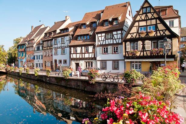 KULØRT. Byens gamle, kulørte bindingsværkshuse, de kulinariske lækkerier og et livligt bymiljø er med til at gøre Colmar til et charmerende bekendtskab. Foto: Jesper Møller 