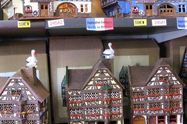Souvenirs. Colmar er en turistby, og man har gode mulighed for at komme af med sine mønter. Foto: Jesper Møller 