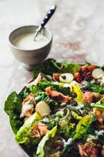En salat fyldt med sprøde grøntsager, nye kartofler og varmrøget laks udgør et komplet måltid, og kan spises både til frokost eller som let aftensmad. 
