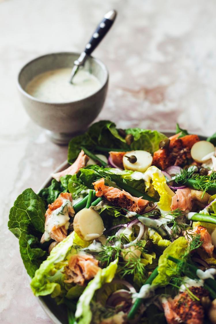 En salat fyldt med sprøde grøntsager, nye kartofler og varmrøget laks udgør et komplet måltid, og kan spises både til frokost eller som let aftensmad. 