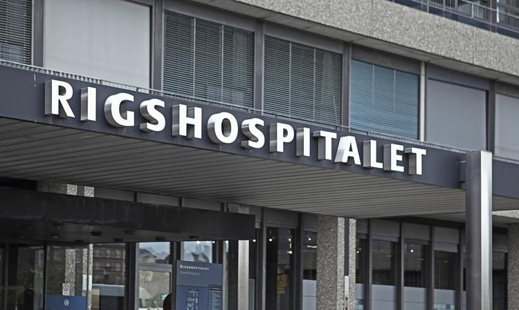 DOM. En forhenværende overlæge på Rigshospitalet er i dag idømt fire måneders ubetinget fængsel for at have stjålet værdier for knap 28.000 fra sin tidligere arbejdsgiver. 