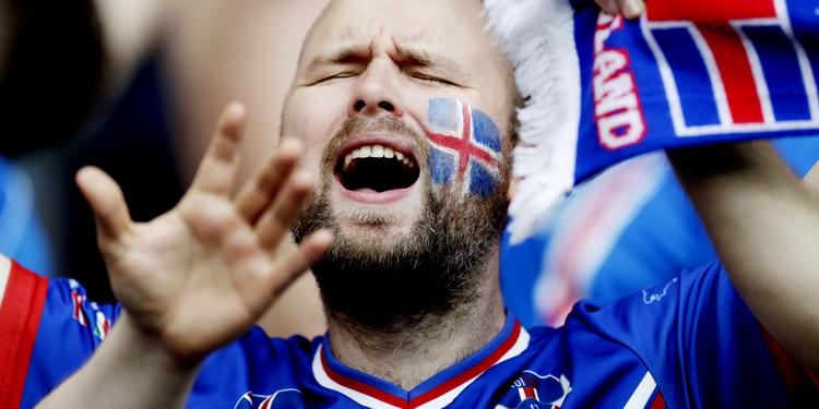 Overvældet. En islandsk tilskuer overgiver sig til følelserne efter Islands flotte 2-1 sejr over England. 