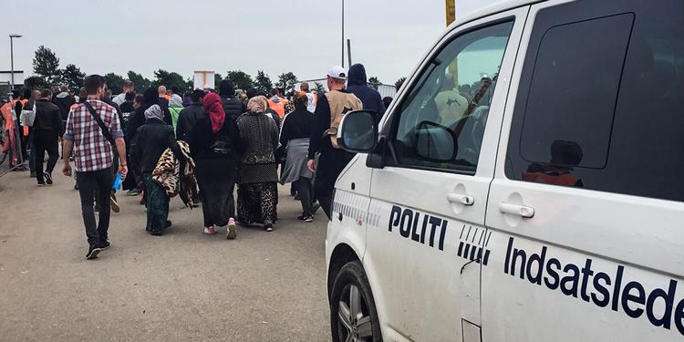 Bortvist. En stor gruppe pantsamlere har fået klippet deres armbånd og er blevet smidt ud fra festivalpladsen af betjente og festivalmedarbejdere. 