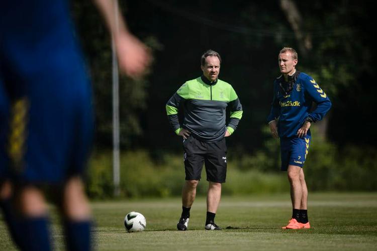 DEBUT. I aften spiller Brøndby den første officielle kamp med Alexander Zorniger (tv.) som træner, men det bliver uden Thomas Kahlenberg (th.), der er blevet hjemme i Danmark. 
