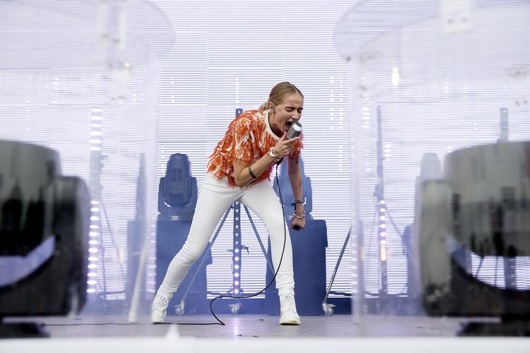 Taletid. Som homoseksuel immigrantefterkommer bruger Imam sin taletid til at berøre emner som homoforbi, flygtningekrise og kønskampe. 