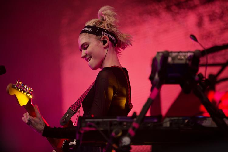 glitter. Der var masser af ansigtsglimmer og sort læbestift. 