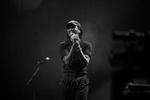kærlighed. På scenen stod Dev Hynes klædt i sort og forsvandt med kasketten trukket ned over sin dreadlockes.Til slut stod han tilbage alene og lod sig bade i publikums kærlighed. 