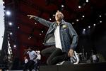 minde. Selvom der var lagt op til fest, benyttede Macklemore lejligheden til at mindes ofrene for skyderierne i Orlando. 