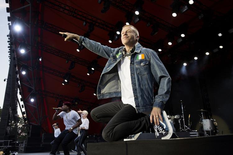 minde. Selvom der var lagt op til fest, benyttede Macklemore lejligheden til at mindes ofrene for skyderierne i Orlando. 