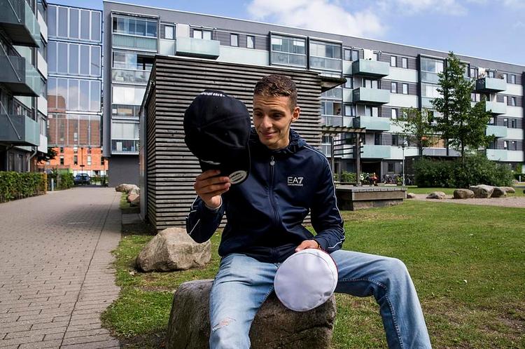 Stolthed. Mohamed El Arbargi har to huer. På den ene står der ’G’ for gentleman. Den anden er hans studenterhue. Den ligger hos hans mor. »Det er hendes livs drøm, der er gået i opfyldelse. Af respekt for hende, har hun fået den«, siger Mohamed. 
