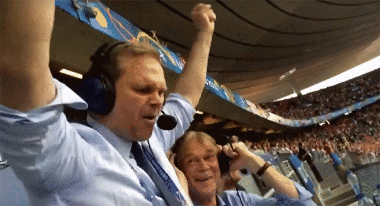 JUBEL. Den islandske fodboldkommentator 'Gummi Ben' Benediktsson er blevet en kult-helt på nettet alene på grund af sin begejstring (Foto: Screenshot/YouTube). 