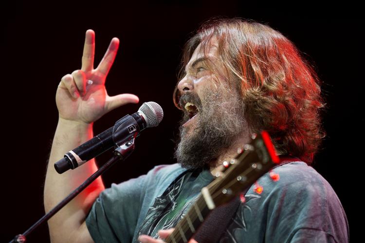 Fjollerim. Selv om det var så langt fra de seneste års dj-fester, man kan komme, faldt Tenacious D ikke igennem på Roskilde Festivals hovedscene. 
