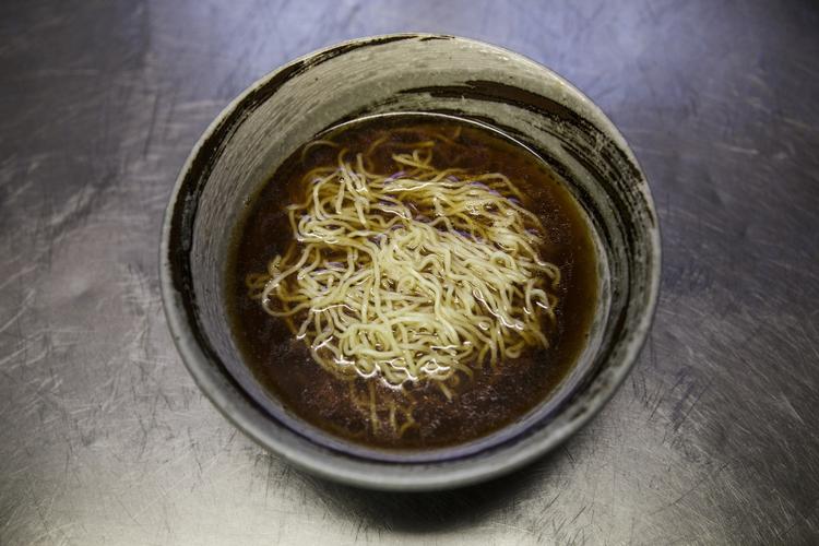 Lost. Hvorfor ramensuppe er så eftertragtet i øjeblikket er uvist. Man ved ikke, hvad man får serveret, og en time efter, man har spist sine nudler, er man sulten igen, mener journalist Lars Hedebo. 