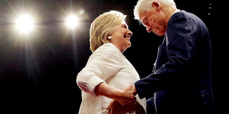 SAMMEN. Selv om Bill Clinton selvfølgelig bakker sin kones præsidentkampagne op, er der grænser for, hvor offensivt han må gå til værks. Har han for eksempel forsøgt at påvirke efterforskningen mod hende i Emailgate? 
