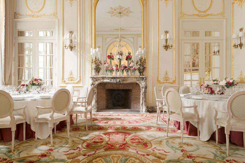 Overnatning. Før renoveringen bestod hotellet af 159 værelser. Det antal er nu barberet ned til 142 fordelt ligeligt mellem suiter og værelser. Her er det dog Salon Psyché, der bruges til fester og andre arrangementer. 