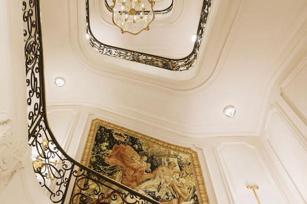Trappe. Det var den schweiziske entreprenør, César Ritz, der i 1898 åbnede hotellet, der siden hen er blevet billedet på stedet, hvor man kan udleve, hvad franskmændene kalder art de vivre. 