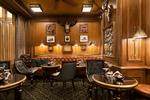 Bar. Den amerikanske forfatter og journalist Ernest Hemingway, der ofte boede på The Ritz, har fået Bar Hemingway opkaldt efter sig. Læg mærke til trofæerne på væggen - klassisk Ernest Hemingway-stil. 