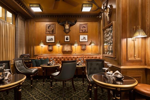 Bar. Den amerikanske forfatter og journalist Ernest Hemingway, der ofte boede på The Ritz, har fået Bar Hemingway opkaldt efter sig. Læg mærke til trofæerne på væggen - klassisk Ernest Hemingway-stil. 
