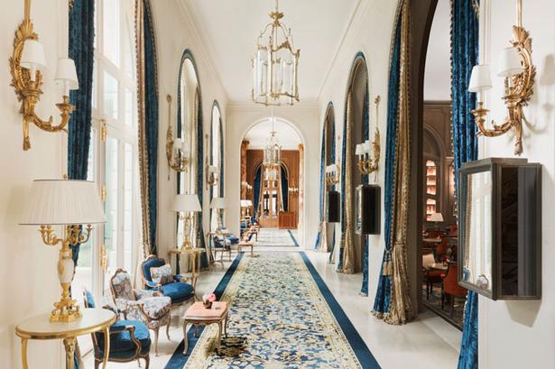 Lobby. Det anslås at renoveringen af The Ritz i Paris har kostet 140 millioner euro (cirka 1 milliard kroner). 