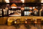 Baren. Hotellets Ritz Bar styres af Aurélie Pezet, der både kan byde på små retter samt et imponerende vinudvalg på mere end 50.000 flasker. 