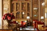 Forfattersted. Salon Proust er opkaldt efter forfatteren Marcel Proust, der er en af The Ritz' berømte gæster. Her er der pejs og bibliotek, og du kan drikke te og vælte dig i kagekreationer fra konditormester Francois Perret. 