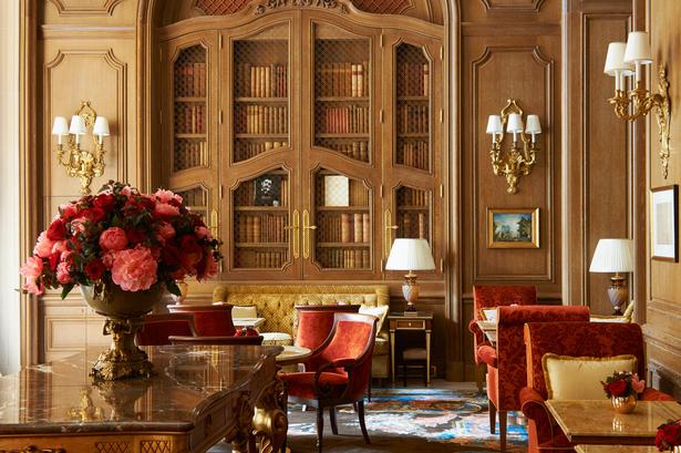 Forfattersted. Salon Proust er opkaldt efter forfatteren Marcel Proust, der er en af The Ritz' berømte gæster. Her er der pejs og bibliotek, og du kan drikke te og vælte dig i kagekreationer fra konditormester Francois Perret. 
