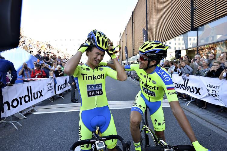 HUMØR. Da Christopher Juul-Jensen (tv.) optrådte for Tinkoff, var han også det festlige midtpunkt - her med Alberto Contador. 