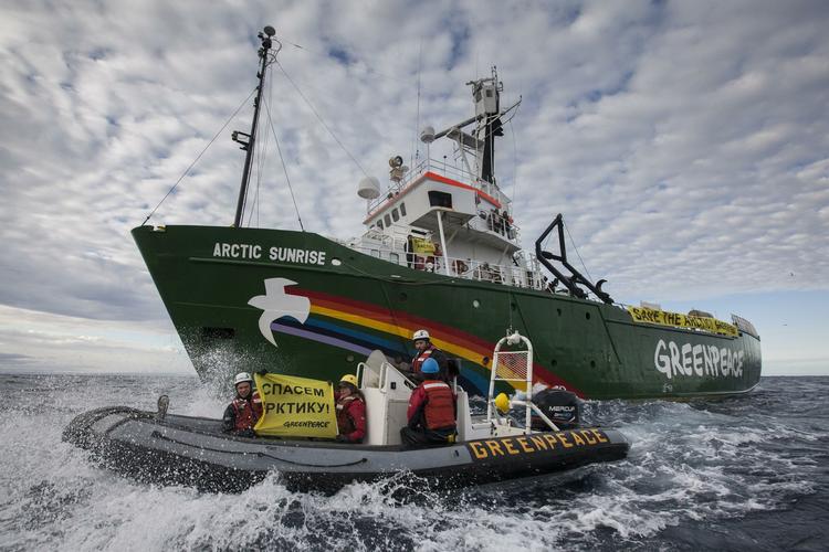 Brevkamp. Greenpeace er kendt for deres talrige og dramatiske aktioner i kampen for en grønnere planet. Denne gang foregår kampen med pennen som våben og mod en lang række nobelprismodtagere. 