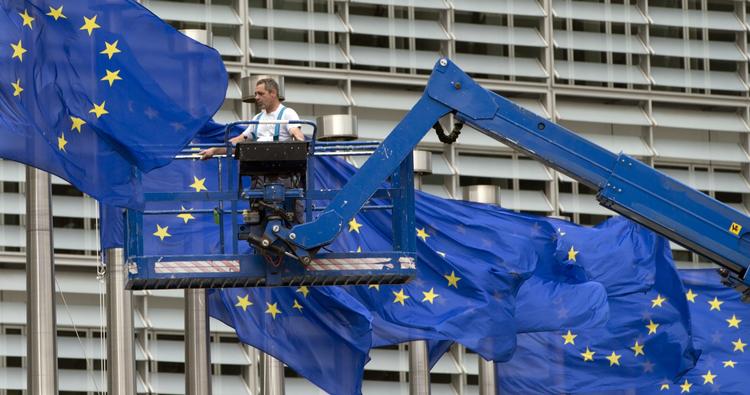 EU-positiv. I en ny måling, som Megafon har foretaget for Politiken og TV 2, svarer 42 procent af de adspurgte, at Danmark bør søge mod kernen af EU-lande som Tyskland og Frankrig, mens 36 procent svarer, at Danmark skal have en løsere tilknytning til EU end kernelandene. 16 procent mener, at Danmark skal forlade EU, mens 6 procent er i tvivl. 