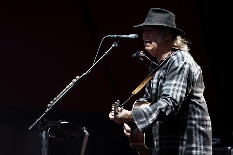 Royalt. Langsomt, voldsomt og majestætisk udviklede det sig til en koncert, som i improvisationskraft kunne hamle op med hvilken som helst jazzkæmpes magtdemonstration. Musikken sank dybt sammen om sig selv, mens Youngs guitar og Promise of the Real spillede sig helt ind i orkanens øje. 