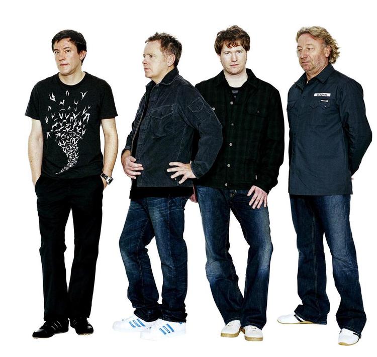 Forbillederne. New Order omkring 2005. Fra venstre: Stephen Morris, Bernard Sumner, Phil Cunningham og Peter Hook. I dag er Peter Hook erstattet af Tom Chapman, og Gillian Gilbert er atter med i bandet. Pr-foto 