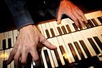 Orgel. Sammen med Stefan Pasborgs massivt præcise trommer stod Jeppe Tuxens Hammond B3 centralt på en aften, hvor jazzen og publikum trodsede regnen. Arkivfoto: Per Folkver 