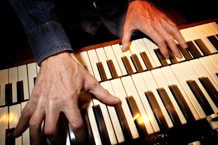 Orgel. Sammen med Stefan Pasborgs massivt præcise trommer stod Jeppe Tuxens Hammond B3 centralt på en aften, hvor jazzen og publikum trodsede regnen. Arkivfoto: Per Folkver 