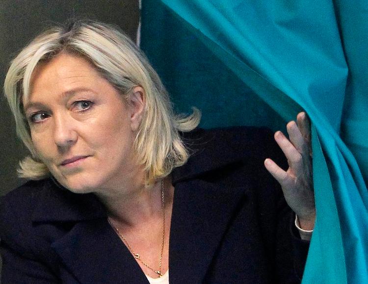 Dagsorden. For få uger siden var Marine le Pen alene om at tordne mod åbne grænser. Nu får hun støtte fra ekspræsident Sarkozy, og toppolitikere anklager EU for at blande sig i alt og glemme folket. 