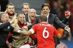 1-1. Med et hovedstød efter hjørnespark udlignede Ashley Williams til 1-1 og fejrede scoringen med landstræner Chris Coleman (th) og de øvrige på bænken. 