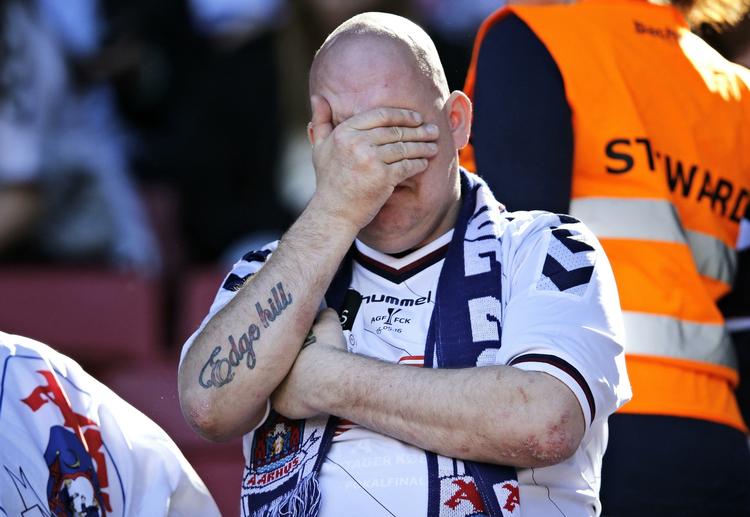 FODBOLDFAN. Man er først en rigtig fodboldfan, når man har været helt nede og vende med sin klub. 