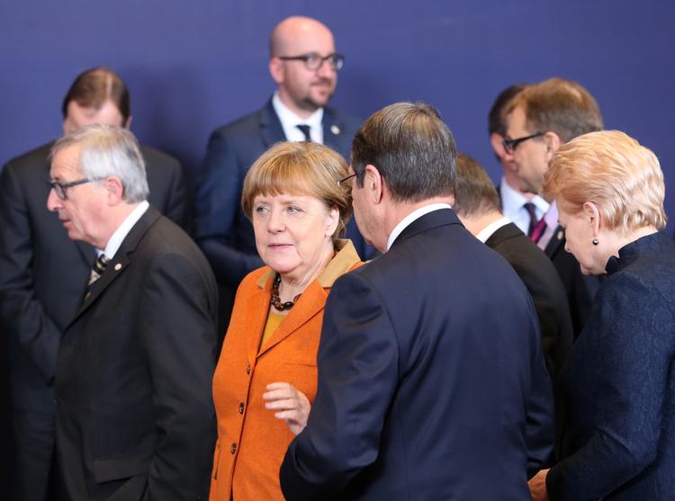 Union. Angela Merkel tilhører den del af EU, som gerne vil give Storbritannien betænkningstid i udmeldingsprocessen. Belgiens premierminister Charles Michel ser modsat gerne, at udmeldelsen effektueres hurtigst muligt. På billedet ses han placeret lige bag Angela Merkel under et EU-topmøde omhandlende immigrantkrisen i marts. 