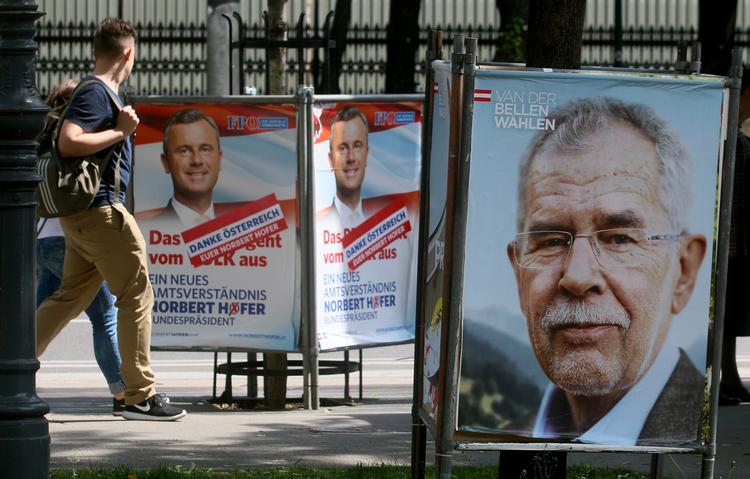 OMVALG. En østriger passerer valgplakater for de to præsidentkandidater, der nu er nødt til at gennemføre endnu en valgkampagne. 