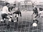 6-0. Med en tå får John Steen Olsen (knælende) prikket bolden i mål til pausestillingen 6-0 mod Island. 