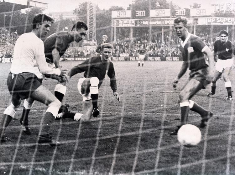6-0. Med en tå får John Steen Olsen (knælende) prikket bolden i mål til pausestillingen 6-0 mod Island. 