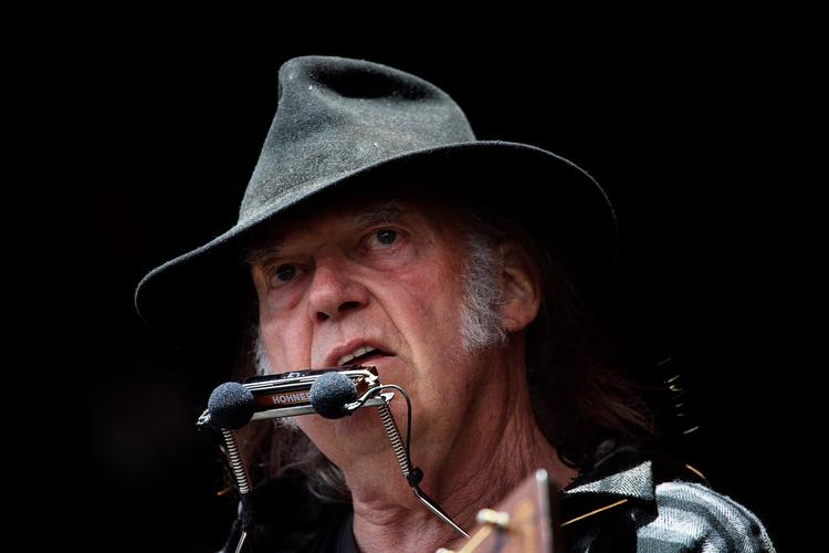 Topkarakter. De fleste anmeldere er enige om at give Neil Youngs koncert på Orange fuld plade. 