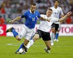 2012. Da Bastian Schweinsteiger forgæves forsøgte at stoppe Antonio Cassano i EM-semifinalen i 2012, var det ottende gang Tyskland ikke kunne slå Italien ved en slutrunde. 