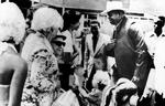 GIDSELDRAMA. Ugandas diktator Idi Amin mødtes med de gidsler, som de tyske og palæstinensiske terrorister satte fri, inden de førte jødiske gidsler ind i en terminal og forskansede sig. 