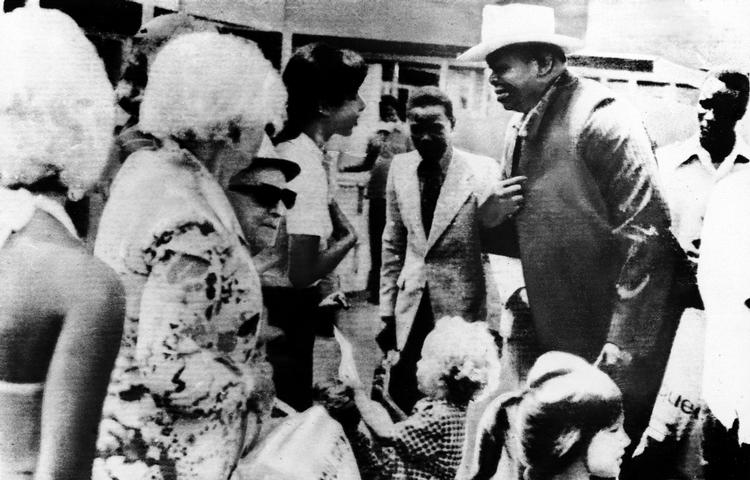 GIDSELDRAMA. Ugandas diktator Idi Amin mødtes med de gidsler, som de tyske og palæstinensiske terrorister satte fri, inden de førte jødiske gidsler ind i en terminal og forskansede sig. 