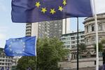 Det europæiske flag var med i demonstrationen foran parlamentet. 