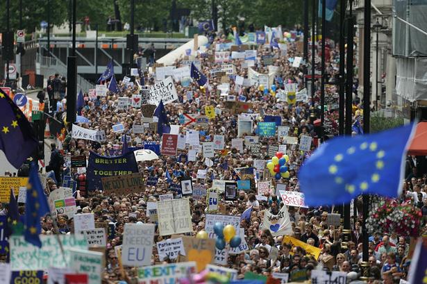 De mange demonstranter på vej ned ad Park Lane i det centrale London. 