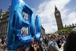 Demonstranterne viste deres støtte til EU foran parlamentet. 